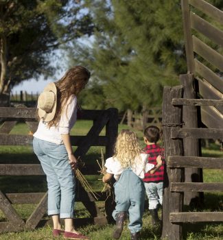 full-shot-mother-kids-farm